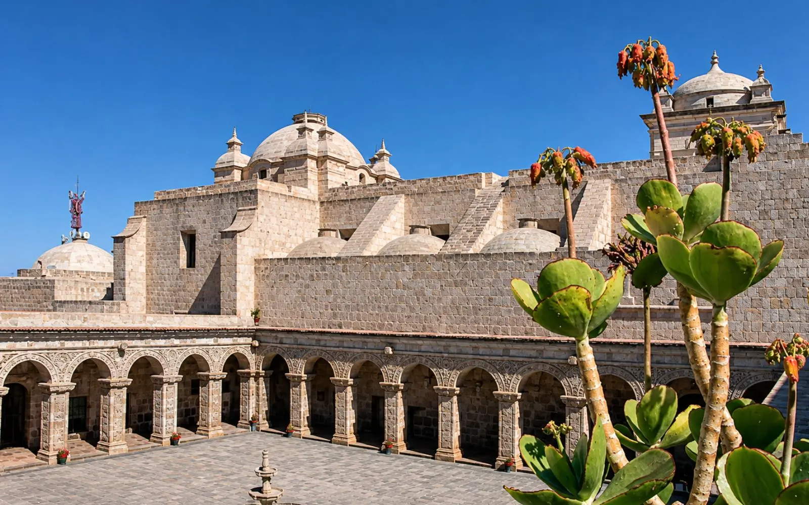 Arcos de piedra de los claustros de la Compañía de Jesús en Arequipa