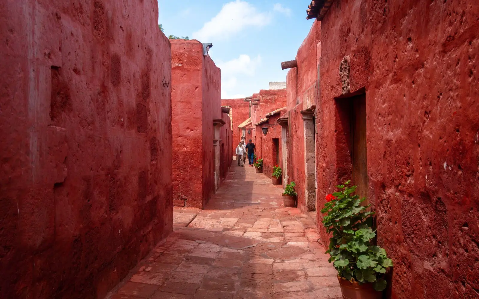 Calles y muros rojizos del monasterio de Santa Catalina
