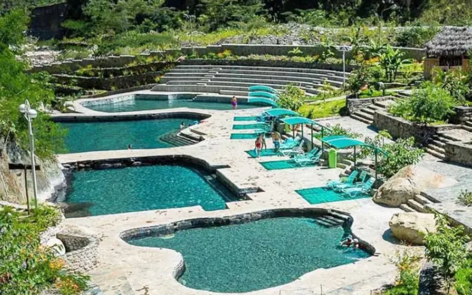 Pozas de aguas termales de Cocalmayo rodeadas de vegetación