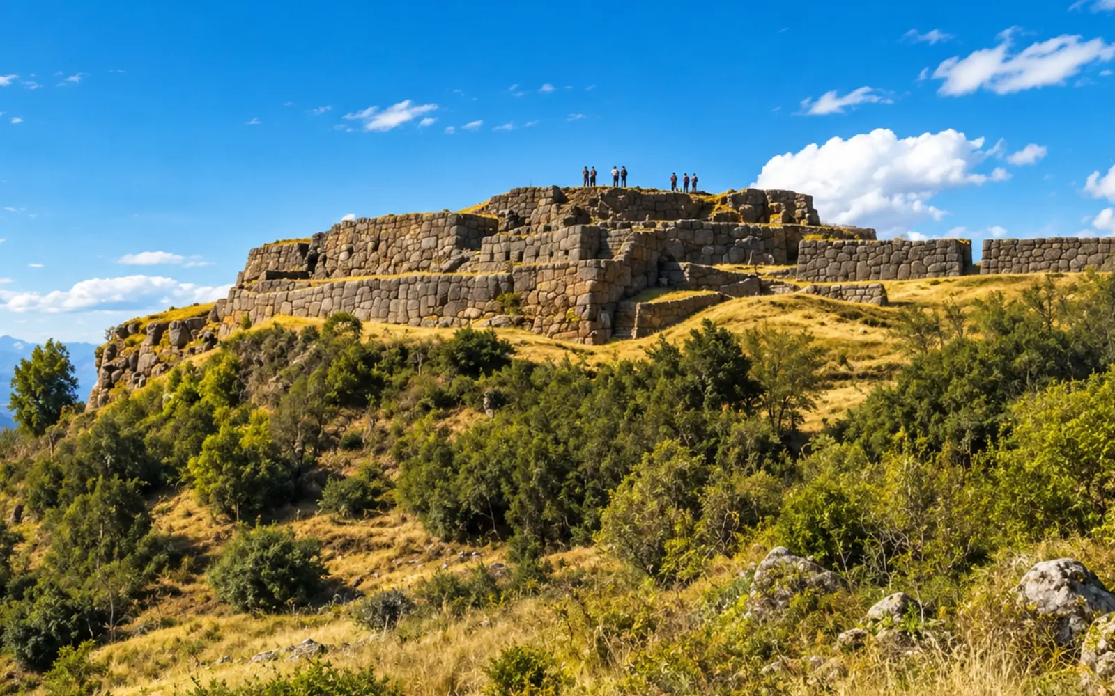Muros incas de Pukapukara bajo el cielo azul