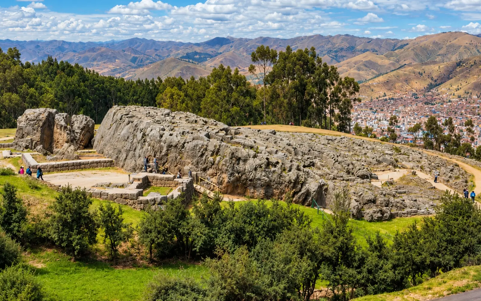 Rocas del sitio arqueológico de Qenqo con vistas a Cusco