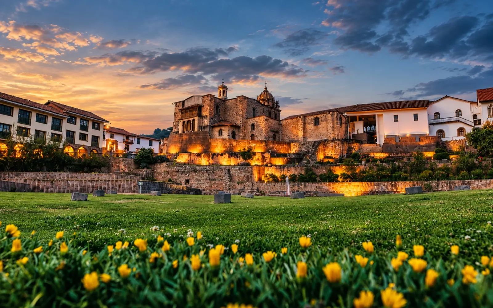 Qorikancha iluminado al atardecer en Cusco