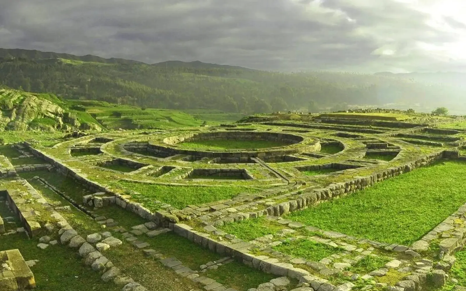 Vestigios circulares de Sacsayhuamán entre las montañas