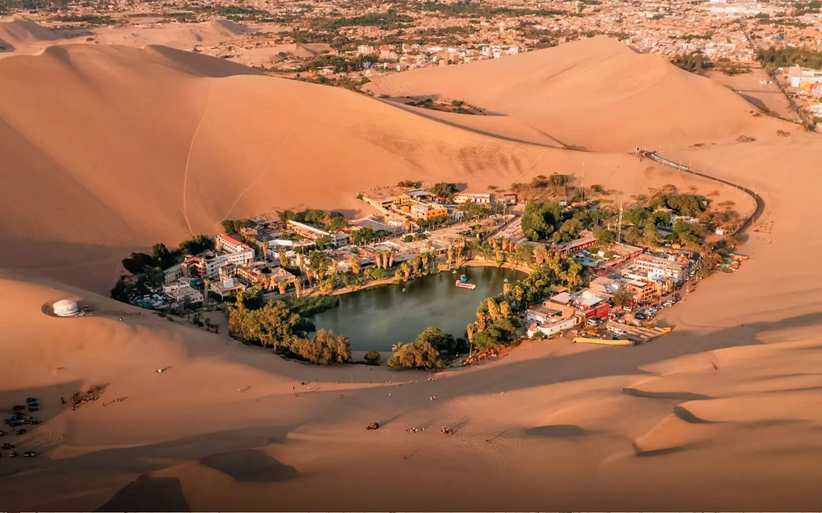 Vista del oasis de Huacachina entre las dunas del desierto de Ica