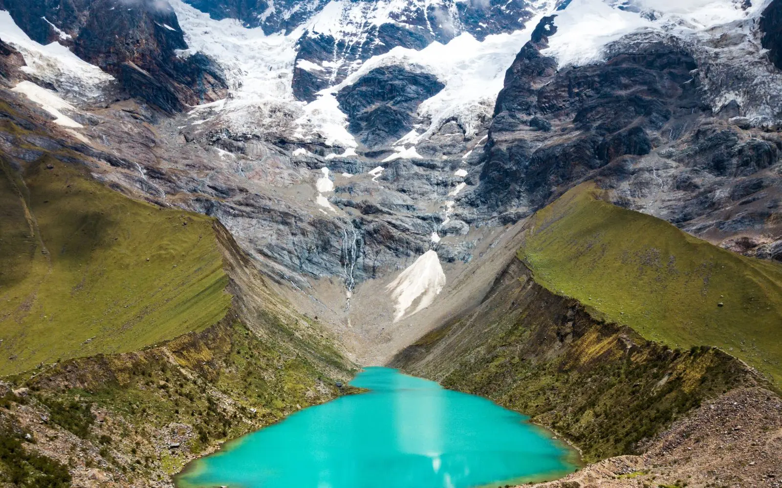 Agua turquesa de la laguna Humantay al pie de los nevados