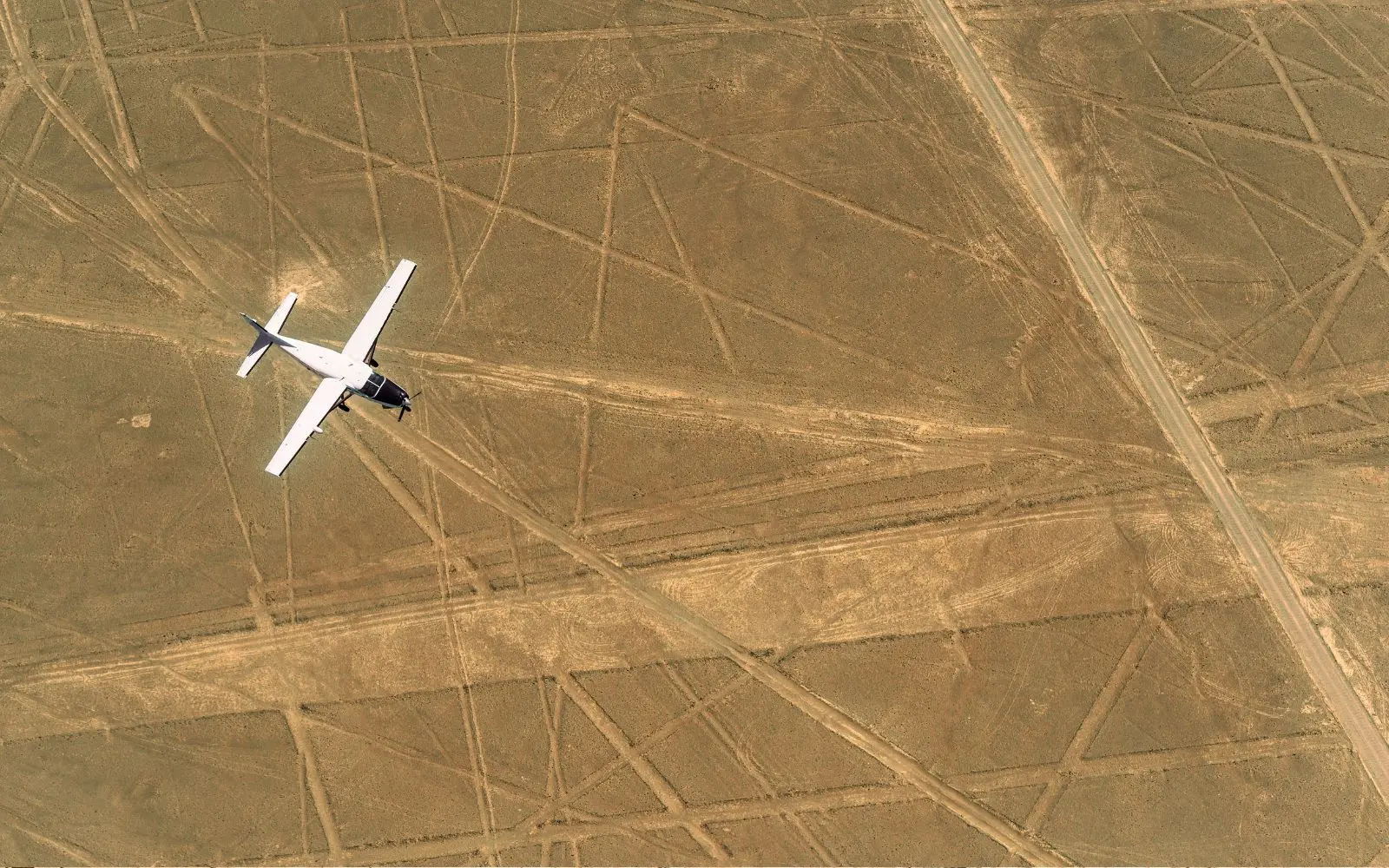 Avioneta sobrevolando las líneas de Nazca en el desierto