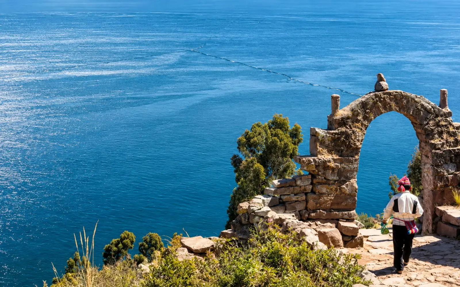 Arco de piedra y sendero junto al lago Titicaca