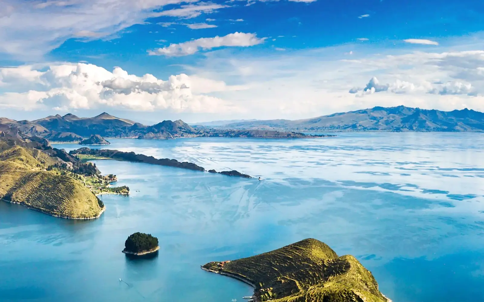 Vista panorámica del lago Titicaca y sus islas
