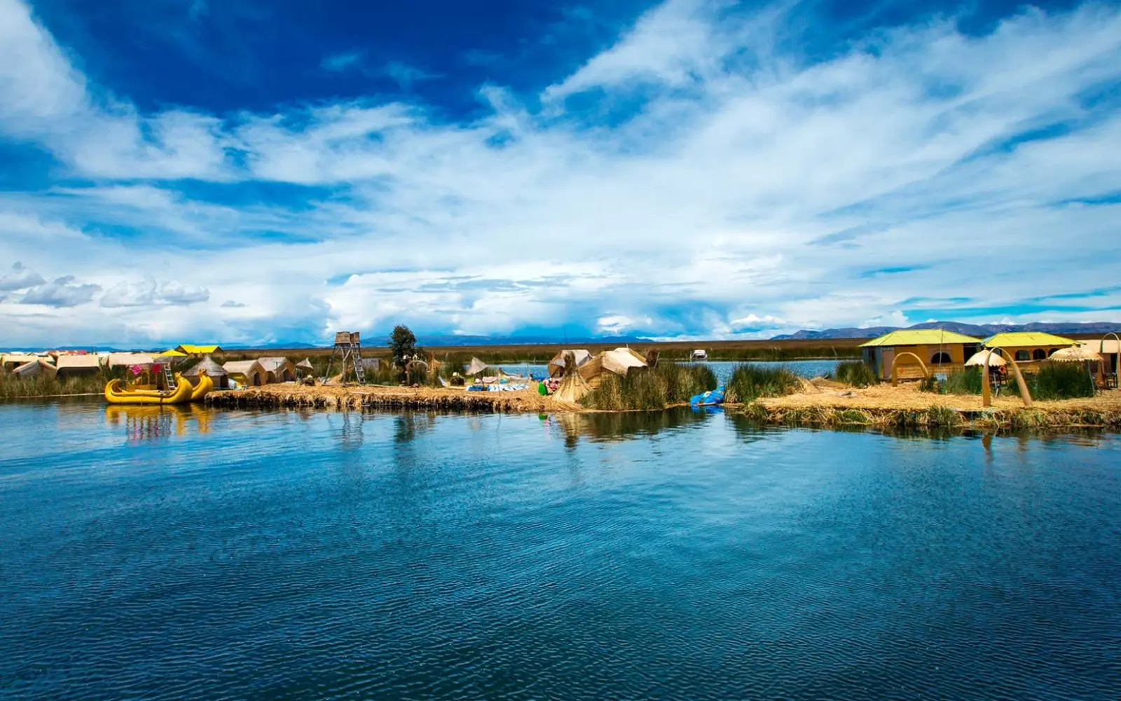 Islas de totora de los Uros sobre el lago Titicaca