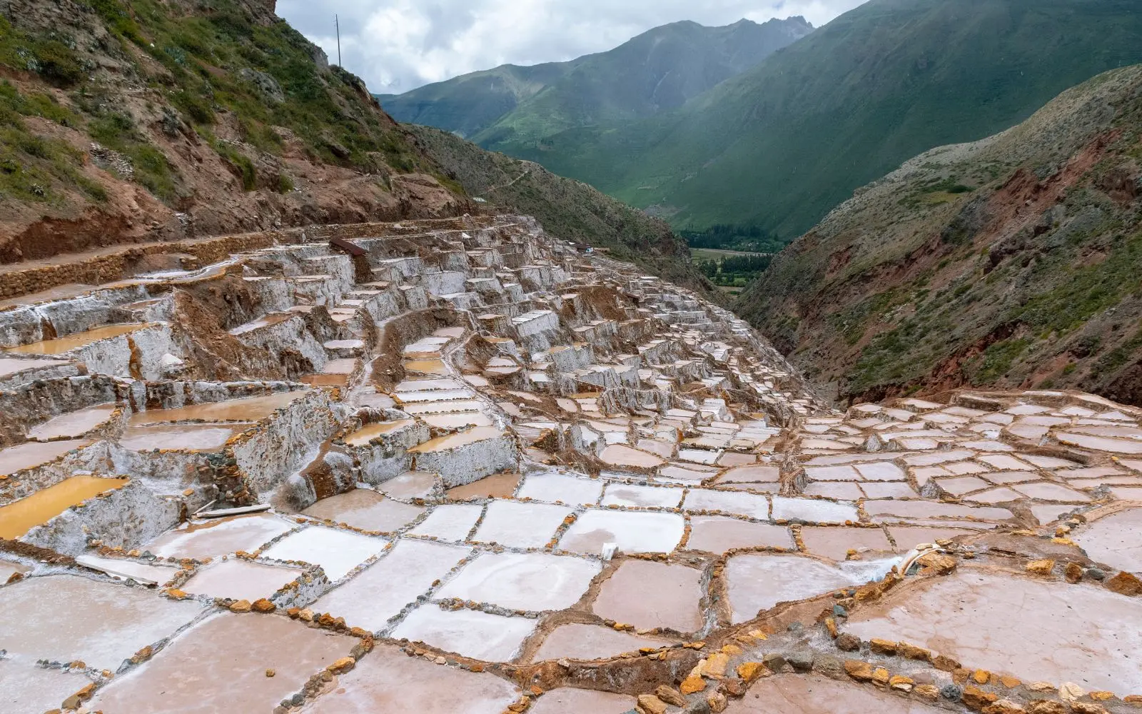 Pozas de sal de Maras entre las montañas del Valle Sagrado